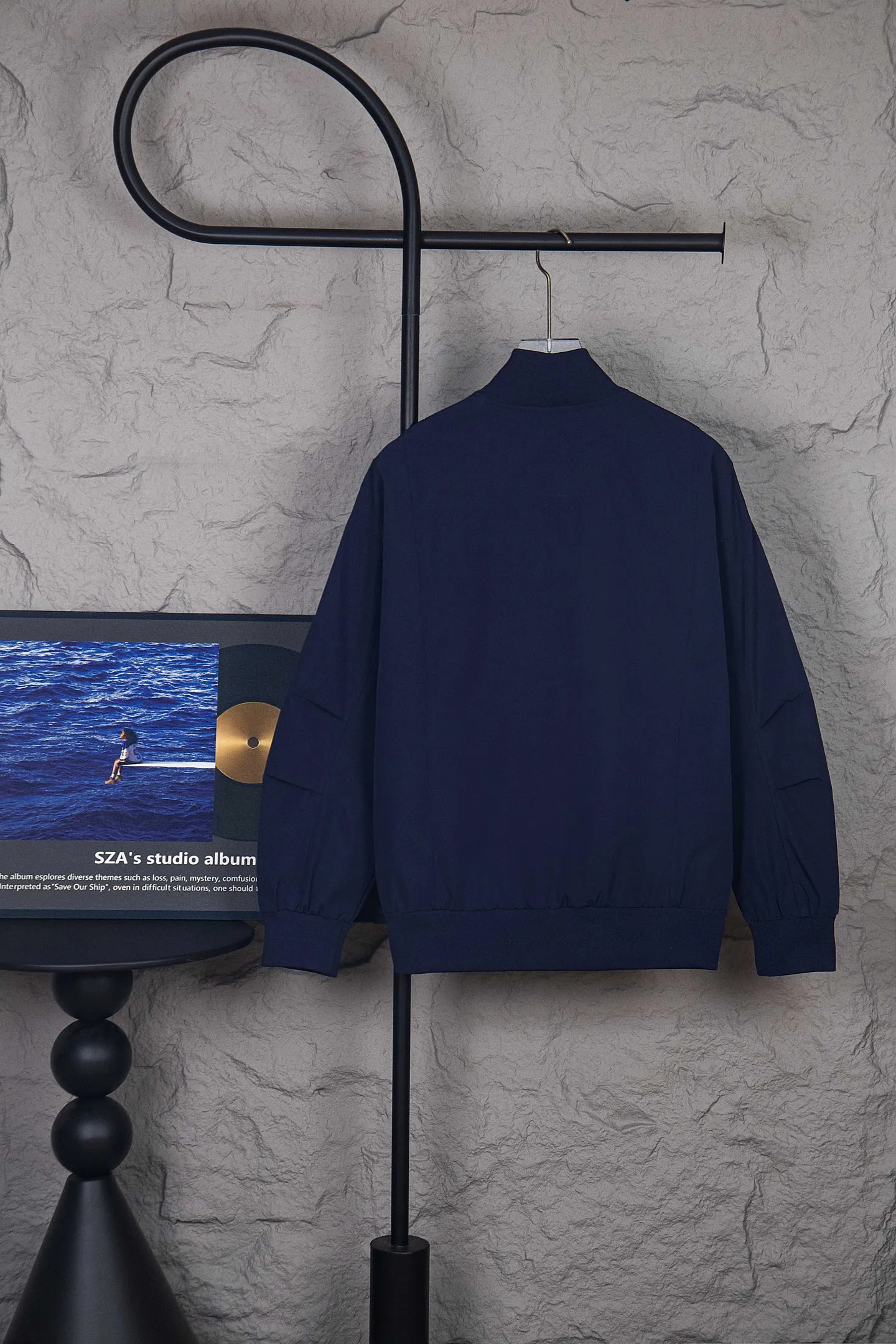P350 Ralh Lauren men's old money style veteran stand collar workwear Harrington jacket. Ralh Lauren has gone crazy this year. The upper body of major Internet celebrities. The fabric has a double-layer shin feel and is full of weight! It's not as heavy as a regular jacket, and the ordinary cotton material feels really different. This one is super comfortable, soft and stylish, and has a green plaid interior that has a retro movie fashion feel! The fit is loose but not baggy. The size is just right and not too picky. The dropped shoulder design modifies the shoulder shape without making it look bulky. This silhouette is a style that will never go out of style after being worn for a long time. The upper body is also very durable and recognizable. The loose and reasonable fit can be worn by both men and women, making it easy to create a clean and refreshing youthful look. The embroidery on the chest is all German Oman embroidery fiber with original data. The embroidery process is very particular. It uses Japanese Tajima machines to ensure the embroidery is exquisite and three-dimensional. That is what I said is different from the ones on the market. Regarding the workmanship, the version is a loose version and can be used by boys and girls!! Color: black, navy, size: S-XL
